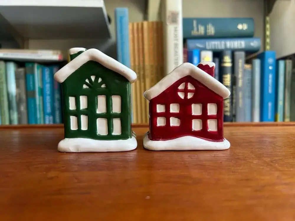 Christmas Winter Salt and Pepper Shakers Set Snowy House Shape Red Green